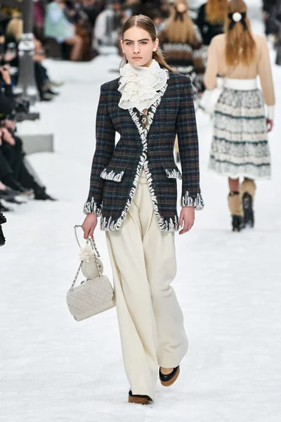 Look 28